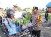 Operasi Keselamatan Rinjani 2025, Polres Lobar Edukasi Pengendara dengan Hadiah Sayuran