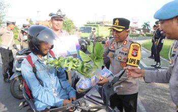 Operasi Keselamatan Rinjani 2025, Polres Lobar Edukasi Pengendara dengan Hadiah Sayuran