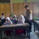 112 Siswa SDN 1 Dasan Tapen Dapat Makan Bergizi, Polsek Gerung Turun Tangan