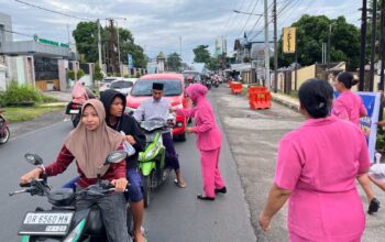 Ramadhan Berkah: Polsek Kediri Turun Tangan, Warga Dapat Ini