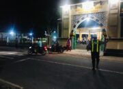 Aman dan Khusyuk! Polisi Kawal Sholat Tarawih di Sekotong