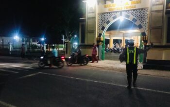 Aman dan Khusyuk! Polisi Kawal Sholat Tarawih di Sekotong