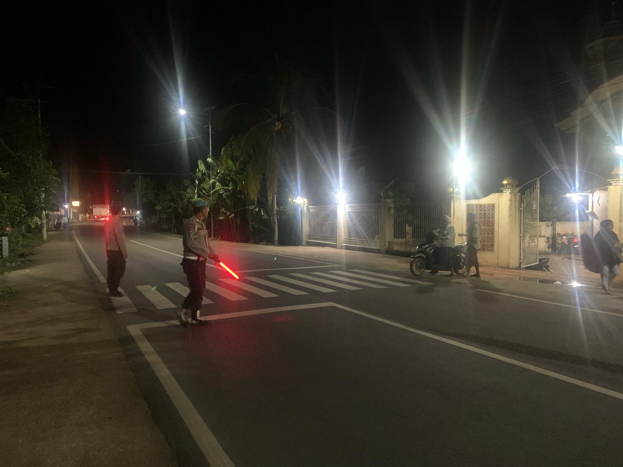 Jaga Ketertiban, Polsek Lembar Kawal Salat Subuh di Masjid Batal Amin