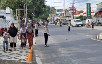 Ngabuburit Aman! Polsek Gerung Atur Lalu Lintas dan Cegah Balap Liar