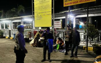 Polisi Patroli Sahur di Pelabuhan Lembar, Cegah Aksi Kriminal