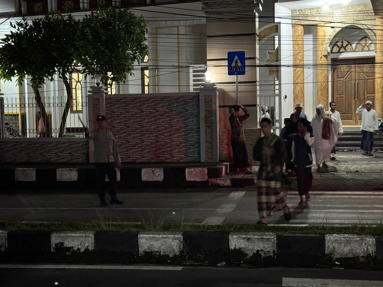 Aman dan Khusyuk! Polsek Kediri Kawal Ibadah Shalat Subuh