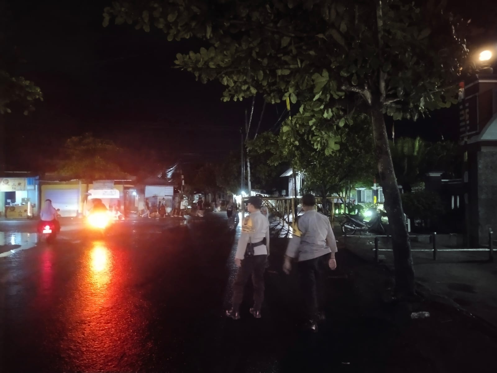 Polisi Labuapi Atur Lalu Lintas, Tarawih Berlangsung Aman