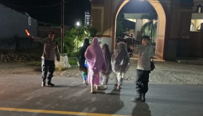 Polsek Labuapi Kawal Ibadah Tarawih, Jemaah Lebih Nyaman