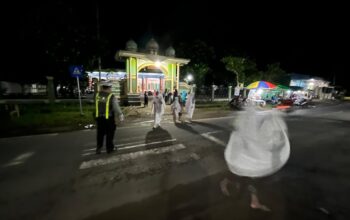 Polsek Sekotong Kawal Tarawih, Ibadah Makin Khusyuk!