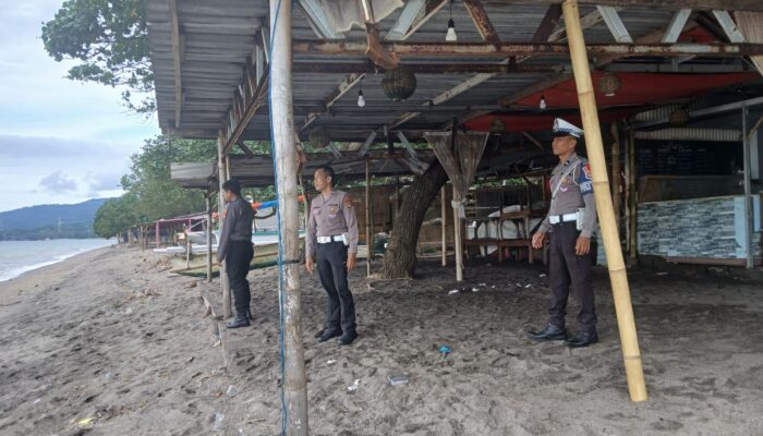 Operasi Ketupat 2025, Polisi Patroli di Pantai Batulayar