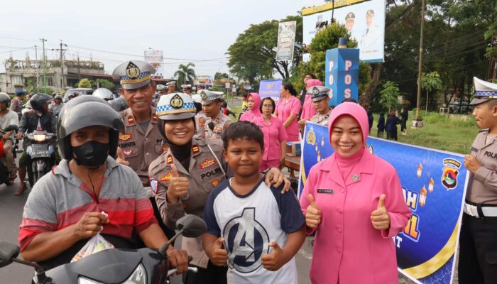 Ramadhan Berkah, Polres Lombok Barat Bagikan Takjil Gratis