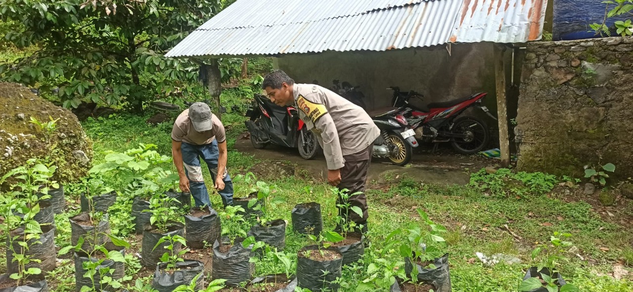 Bhabinkamtibmas Desa Batulayar Dukung Ketahanan Pangan Warga