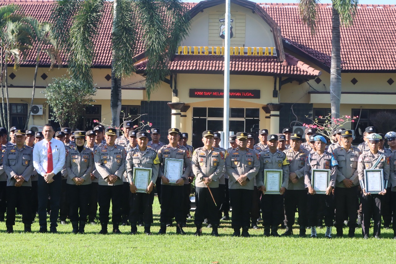 Kapolres Lombok Barat Berikan Penghargaan Kepada Personel Berprestasi, Tingkatkan Motivasi Kerja