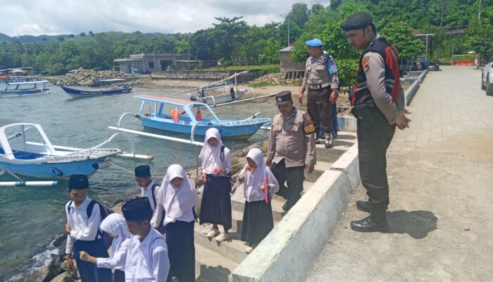 Polsek Sekotong Perkuat Kamtibmas dengan Patroli Rutin di Pelabuhan Tembowong