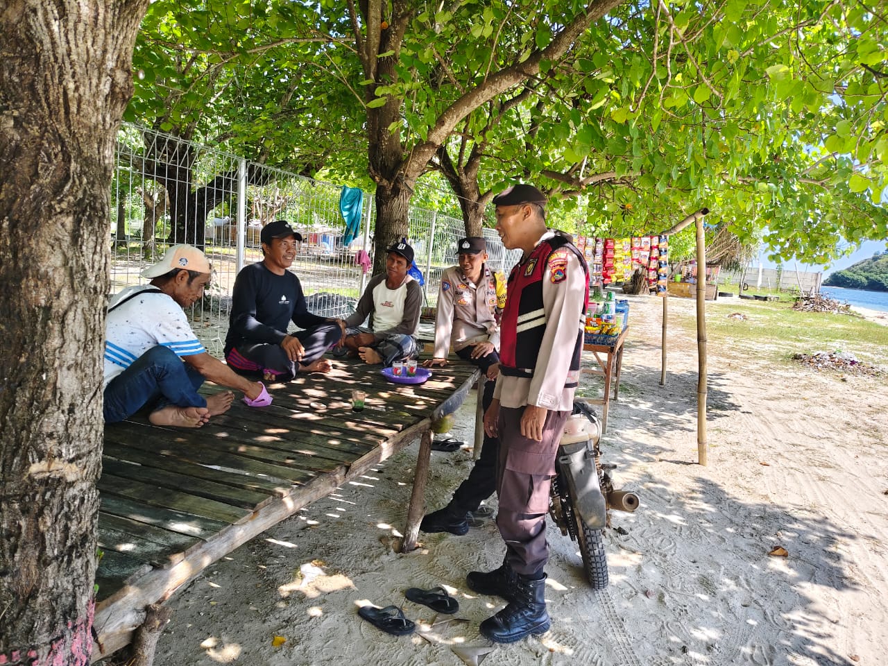 Aman Nyaman di Pantai Sekotong: Polisi Hadir dengan Himbauan Humanis