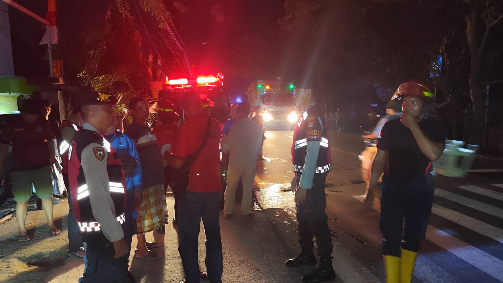 Polres Lobar Sigap Amankan Lokasi Konsleting Listrik dan Atur Lalin, Pastikan Keselamatan Warga