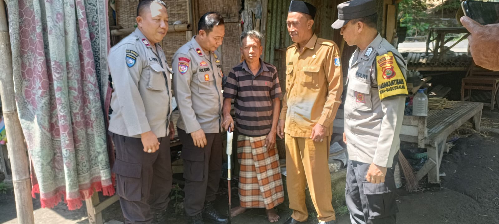 Polres Lombok Barat Salurkan Bantuan Tongkat