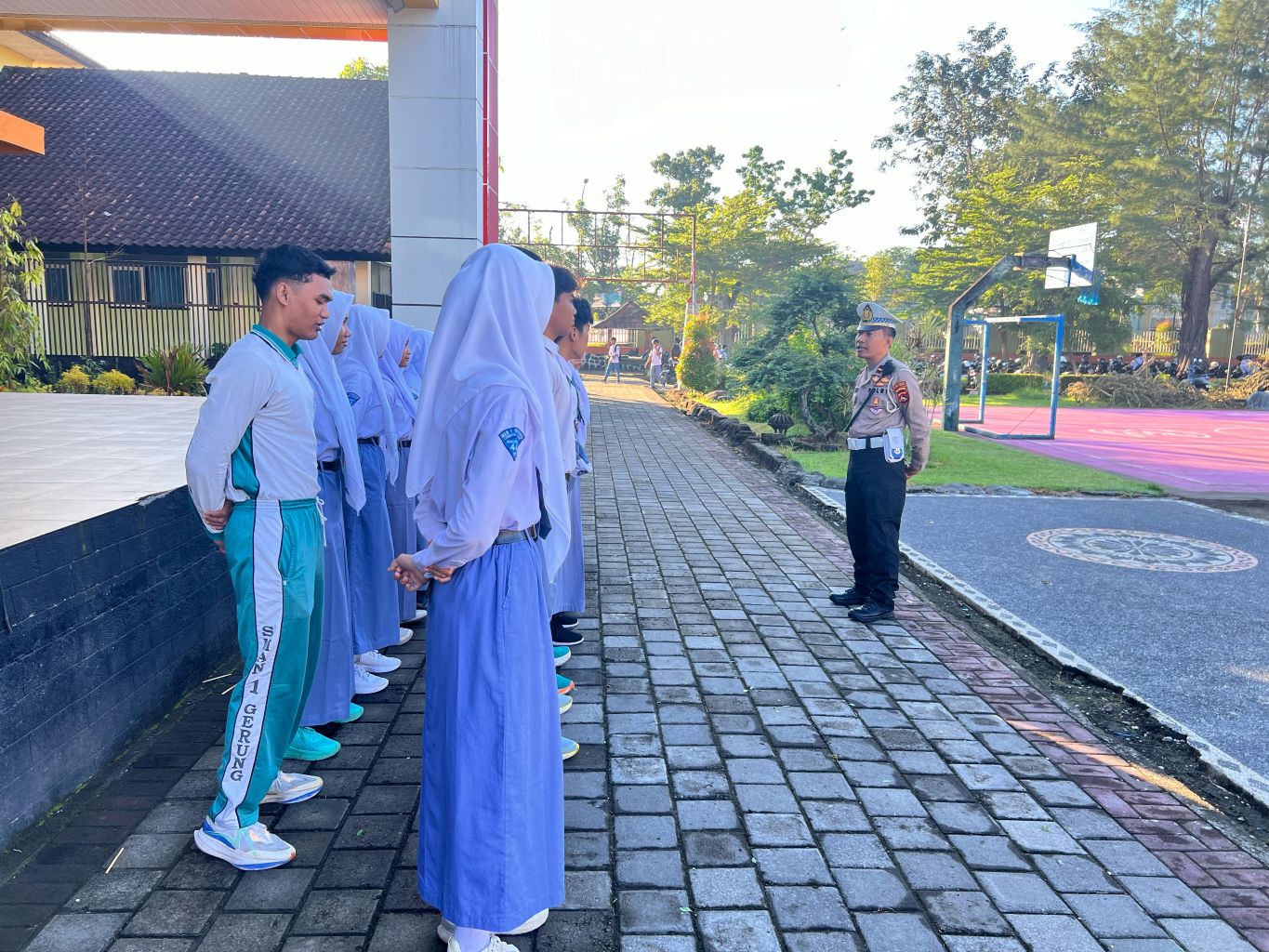 Satlantas Lombok Barat Kolaborasi dengan SMAN 1 Gerung dalam Patroli Keamanan