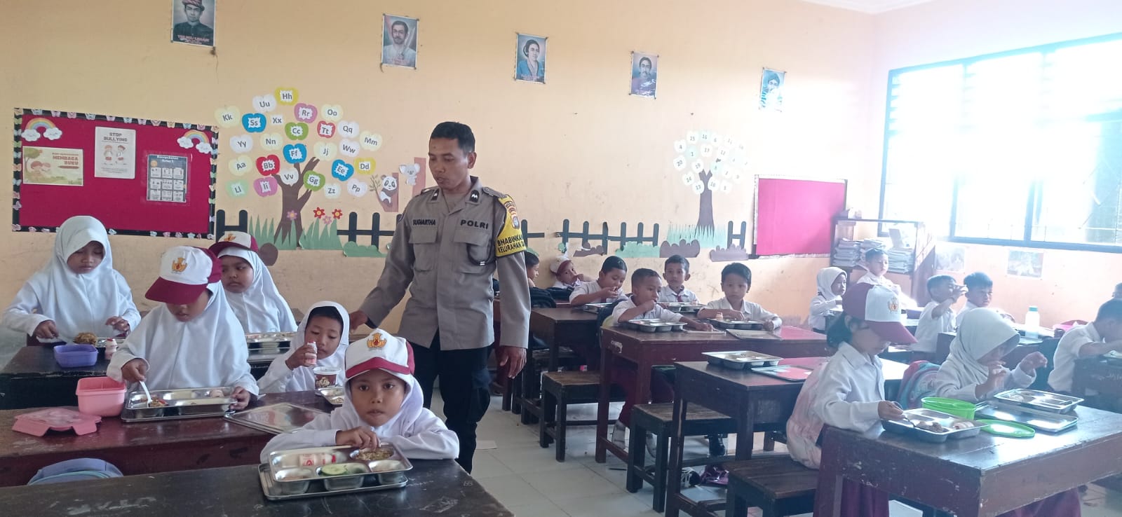 Polsek Gerung Kawal Ketat Program Makan Bergizi Gratis di Lombok Barat, Pastikan Berjalan Lancar