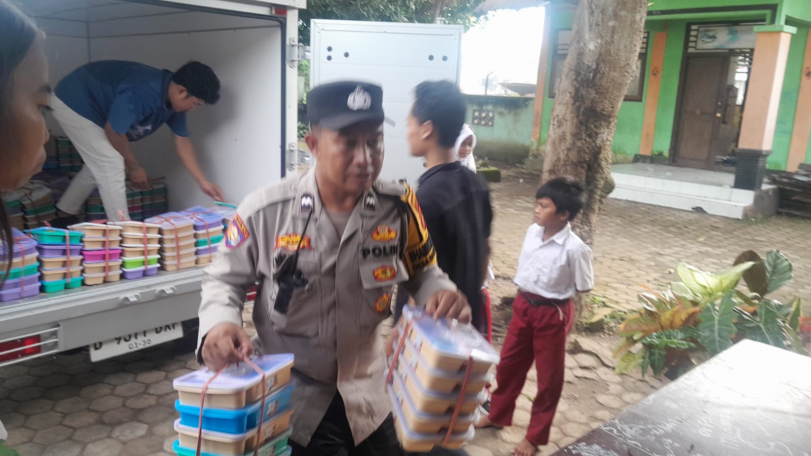 Polsek Gerung Jamin Keamanan Penyaluran Makan Bergizi Gratis di Dua Sekolah Dasan Tapen