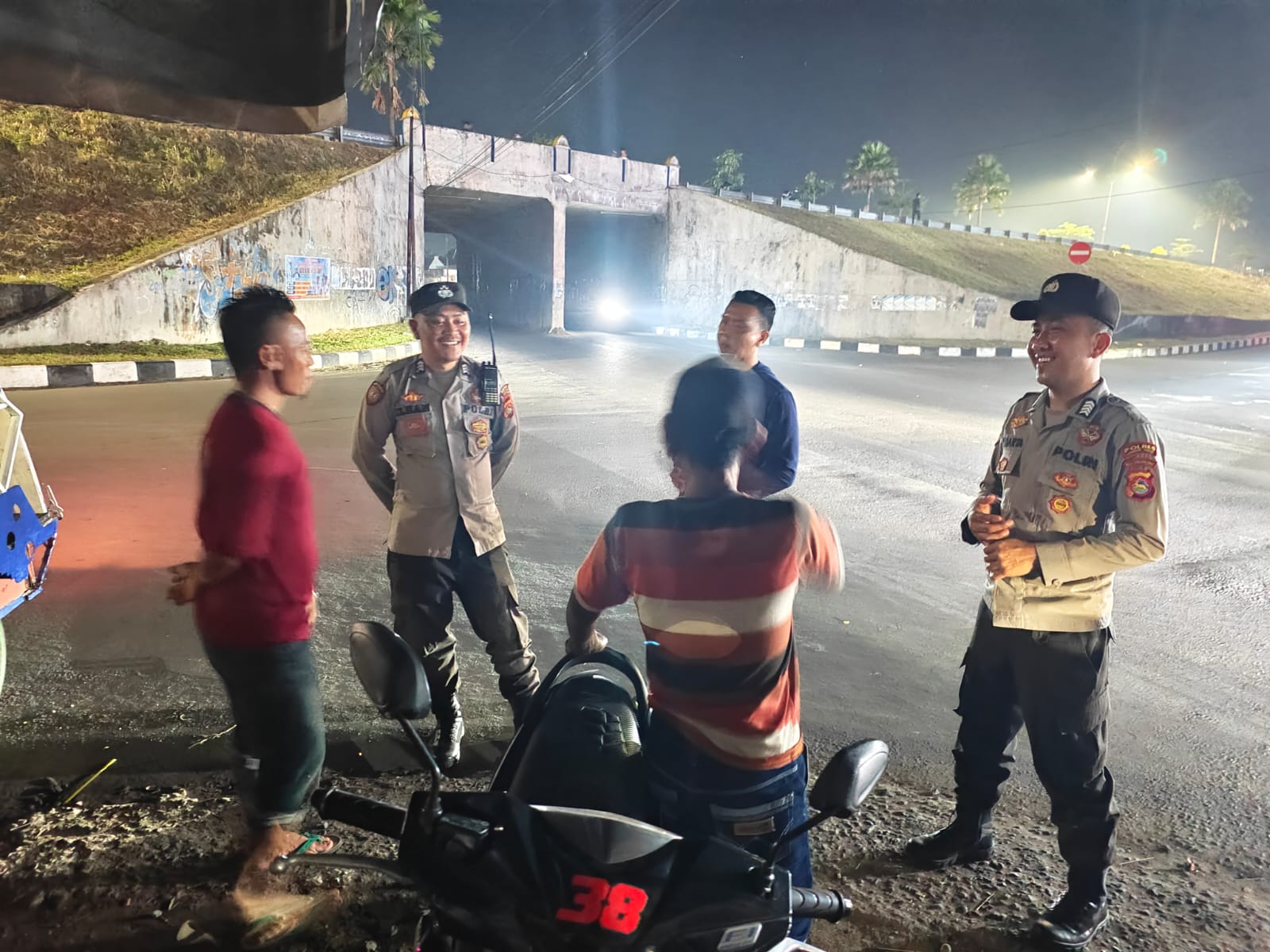 Polsek Kediri Intensifkan Patroli Malam, Sampaikan Himbauan Kamtibmas Langsung ke Warga Lelede