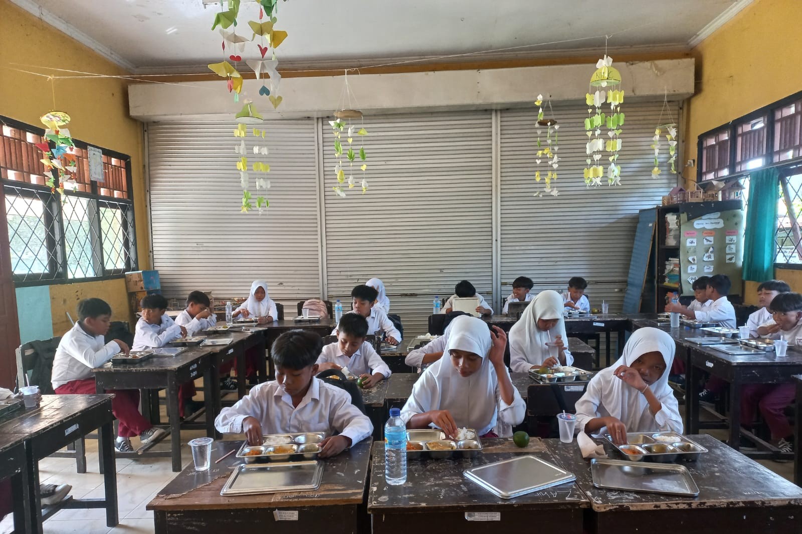 Polsek Labuapi Kawal Uji Coba Program Makan Bergizi Gratis di Lombok Barat