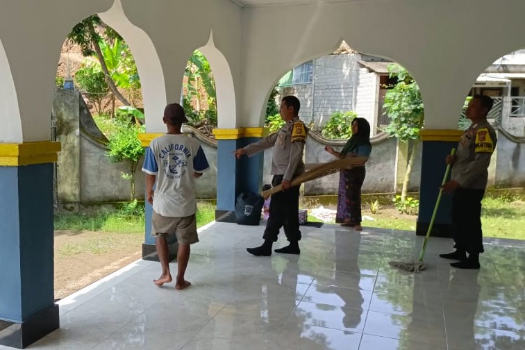 Polsek Lembar Gaungkan Bakti Religi