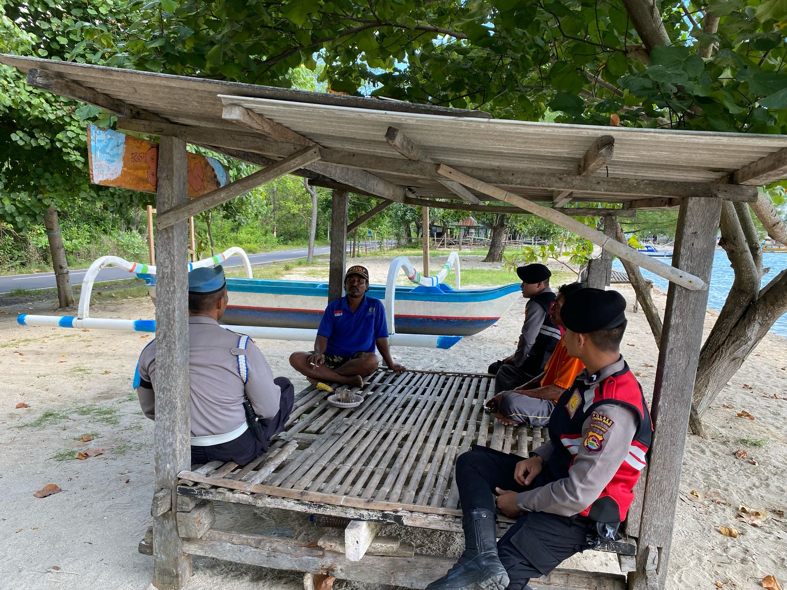 Keamanan Wisata Terjaga, Polsek Sekotong Sukses Laksanakan KRYD di Pantai Arjuna