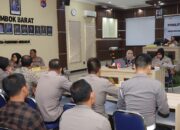 Lombok Barat, NTB – Tim dari Pusat Penelitian dan Pengembangan (Puslitbang) Kepolisian Republik Indonesia (Polri) menggelar penelitian penting di Polda Nusa Tenggara Barat (NTB) pada hari Selasa (29/4/2025). Kegiatan yang berfokus pada peningkatan profesionalitas anggota Polri serta mitigasi potensi pelanggaran etik ini dilaksanakan di Mapolres Lombok Barat. Melibatkan personel dari Polres Lombok Barat dan Polres Lombok Utara. Kegiatan ini dihadiri oleh sejumlah pejabat utama dari kedua Polres serta perwakilan anggota. Ketua Tim Puslitbang Polri, Kombes Pol A. Widihandoko, S.H., M.H., memimpin langsung jalannya penelitian. Turut hadir Wakapolres Lombok Barat, Kompol Kadek Metria, S.Sos., S.H., M.H., dan Wakapolres Lombok Utara, Kompol Adhika Ginanjar W., S.E., M.Si., beserta tim dari Puslitbang Polri. Sambutan Hangat dan Harapan Peningkatan Kualitas SDM Mengawali kegiatan, Kapolres Lombok Barat, Polda NTB, AKBP Yasmara Harahap, S.I.K., melalui Wakapolres Lombok Barat, Kompol Kadek Metria, menyoroti jumlah personel di wilayah hukumnya. "Kami berharap dengan adanya penelitian ini, akan ada masukan yang konstruktif bagi pimpinan dalam mengambil kebijakan terkait peningkatan profesionalitas dan pengembangan personel," ujar Kompol Kadek Metria dalam sambutannya. Mitigasi Etik Ketua Tim Puslitbang Polri, Kombes Pol A. Widihandoko, dalam paparannya menyampaikan latar belakang dilaksanakannya penelitian ini. Menyoroti maraknya pelanggaran kode etik yang dilakukan oleh oknum anggota Polri, yang berdampak signifikan terhadap citra institusi di mata masyarakat. "Pelanggaran etik ini menjadi landasan bagi kami untuk melaksanakan kegiatan mitigasi etik. Tujuannya adalah untuk mengidentifikasi akar permasalahan, mengurangi risiko terjadinya pelanggaran di masa depan, serta meningkatkan profesionalisme seluruh anggota Polri," tegas Kombes Pol A. Widihandoko. Menambahkan bahwa hasil dari penelitian ini akan menjadi bahan masukan penting bagi pimpinan Polri dalam merumuskan langkah-langkah kebijakan yang lebih efektif. Diskusi Mendalam dan Pengumpulan Data Setelah sesi paparan, kegiatan dilanjutkan dengan sesi Focus Group Discussion (FGD) dan wawancara yang dipandu oleh AKBP Ade Chadidjah, S.Sos., dan Konsultan dari Badan Riset dan Inovasi Nasional (BRIN), Dini Dwi Kusumaningrum, S.Sos., M.Si. Sesi ini bertujuan untuk menggali perspektif dan pengalaman langsung dari para personel terkait profesionalitas dan tantangan etika yang mereka hadapi dalam bertugas. Selain itu, para Pejabat Utama (PJU) dari Polres Lombok Barat dan Lombok Utara serta perwakilan personel juga mengisi kuesioner yang telah disiapkan oleh tim Puslitbang Polri. Pengumpulan data melalui FGD, wawancara, dan kuesioner ini diharapkan dapat memberikan gambaran yang komprehensif mengenai kondisi profesionalitas dan potensi risiko etik di lingkungan Polda NTB, khususnya di wilayah Lombok Barat dan Lombok Utara. Kegiatan penelitian ini diakhiri dengan sesi penutup dan foto bersama sebagai bentuk dokumentasi. Langkah selanjutnya adalah Tim Puslitbang Polri akan menganalisis data yang terkumpul untuk kemudian merumuskan rekomendasi yang akan disampaikan kepada pimpinan Polri. Diharapkan, hasil penelitian ini dapat menjadi landasan penting dalam upaya berkelanjutan untuk meningkatkan profesionalitas dan integritas seluruh anggota Polri. Serta meminimalisir terjadinya pelanggaran etik demi terwujudnya Polri yang semakin dipercaya dan dicintai masyarakat.