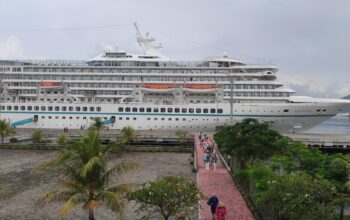 Ratusan Wisatawan Mancanegara Jelajahi Lombok, Kapal Pesiar MV Artania Sandar Mulus di Pelabu