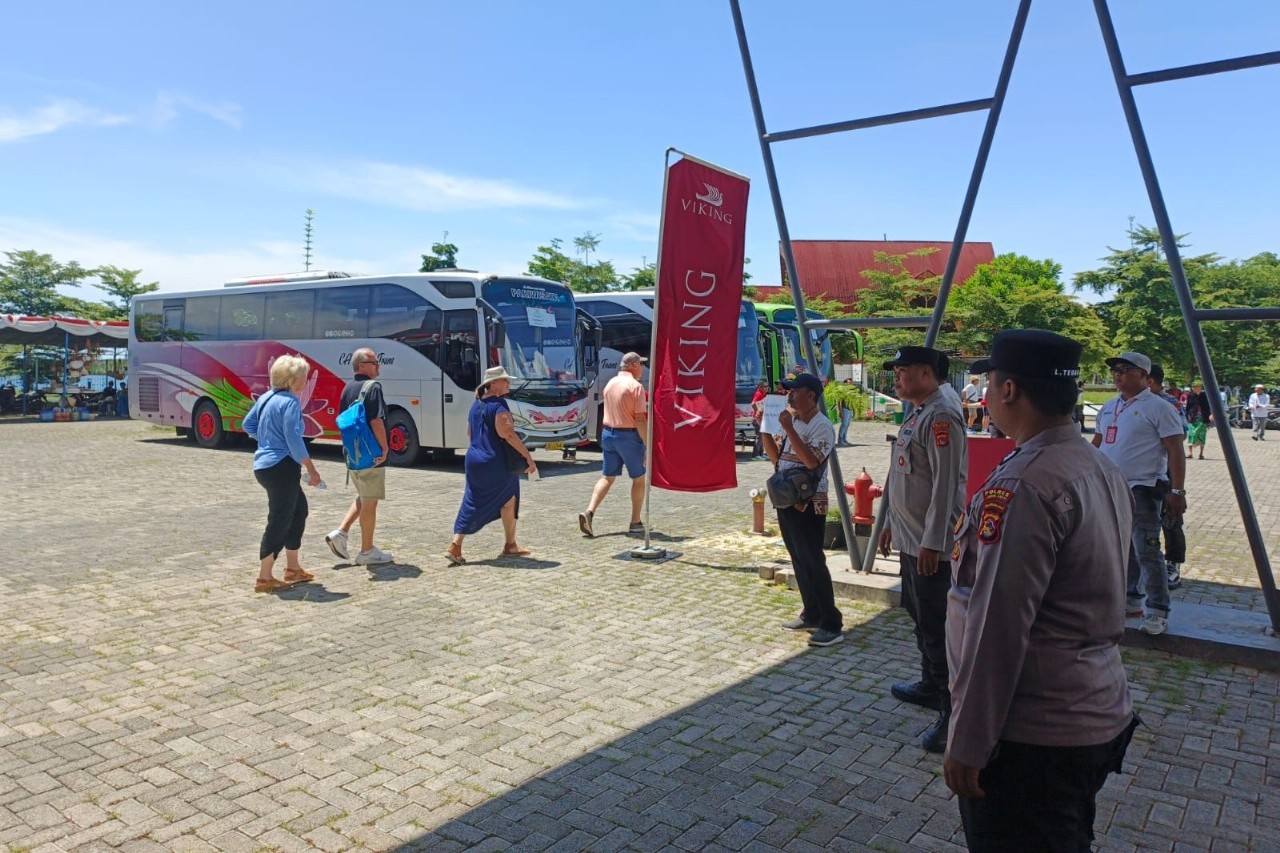 Ratusan Wisatawan Mancanegara Tiba di Lombok dengan Kapal Pesiar Viking Orion