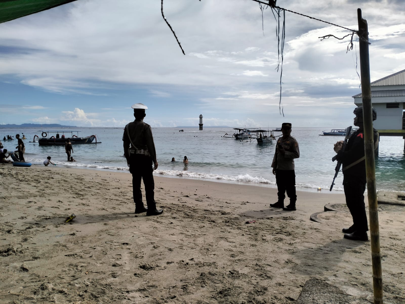 Operasi Ketupat 2025, Polisi Jaga Wisatawan di Senggigi Lombok Barat