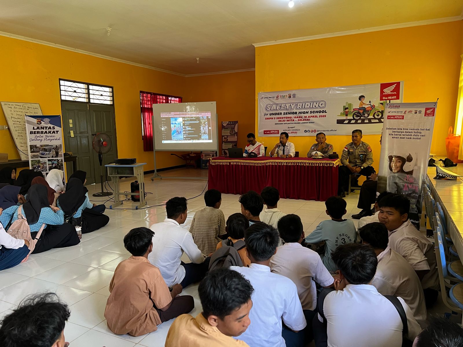 Polres Lombok Barat Edukasi Pelajar SMP Tentang Keselamatan Berkendara