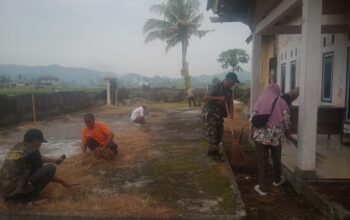 Babinsa Tempos dan Warga Kompak Bersihkan Kantor Desa