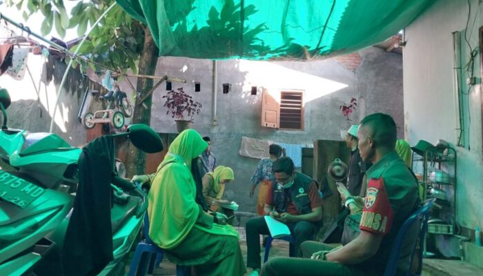 Babinsa dan Puskesmas Labuapi Sisir Kasus DBD di Jogot Barat