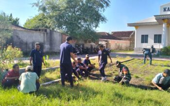 Babinsa dan Perangkat Desa Gelogor Kompak Bersihkan Lingkungan