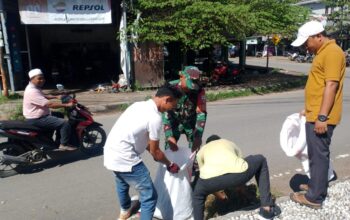 Sinergi TNI dan Warga Jaga Kebersihan Lingkungan Desa