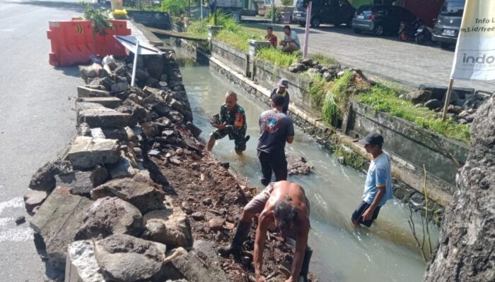 Babinsa Terjun ke Saluran Irigasi, Bukti TNI Hadir untuk Rakyat