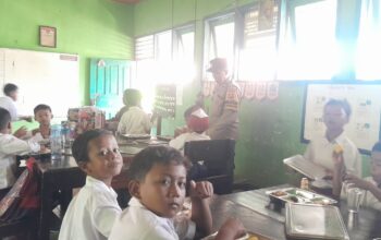Polsek Gerung Kawal Pembagian Makan Bergizi Gratis untuk Ratusan Siswa SD di Dasan Tapen
