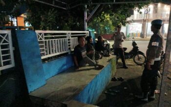 Warga Apresiasi Patroli Malam Polsek Kediri di Desa Rumak