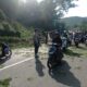 Polisi Kawal Pemangkasan Pohon di Lembar Selatan, Arus Lalin Tetap Lancar