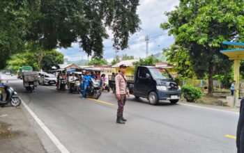 Polsek Lembar Amankan Kegiatan Pemangkasan Pohon Demi Keamanan Lalu Lintas