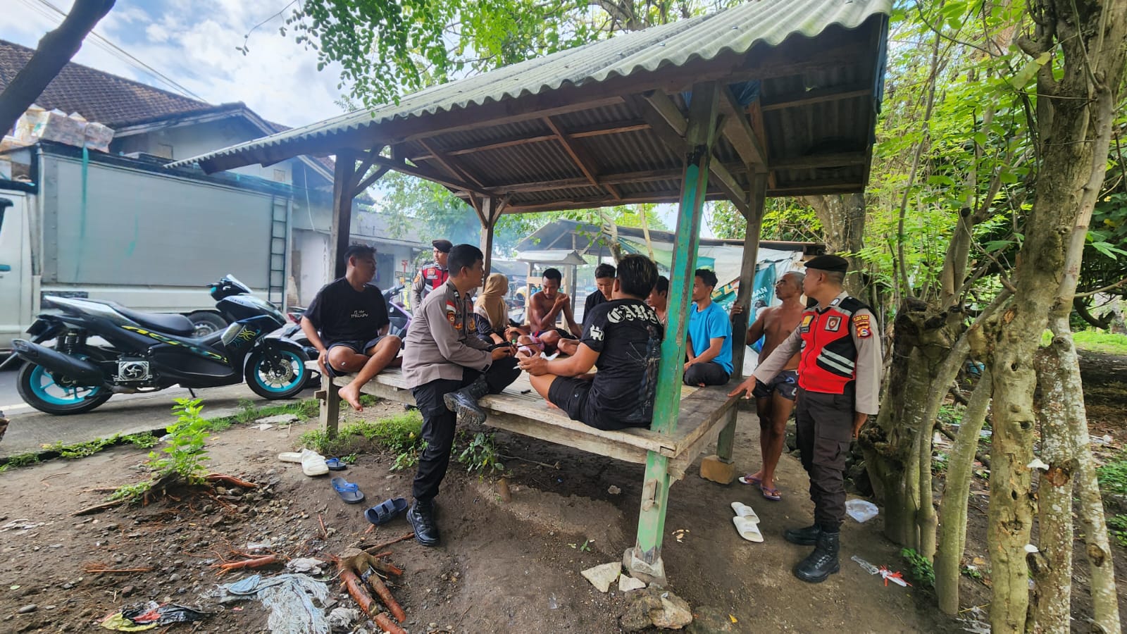 Sinergi Polisi dan Warga Sekotong Dalam Menjaga Kondusifitas Wilayah
