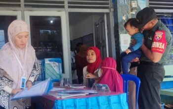 Babinsa Dampingi Posyandu Teratai II di Kekalik Jaya
