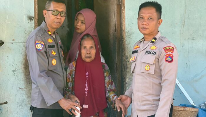 Peduli Lansia, Polres Lombok Barat Laksanakan Program Bantuan Tongkat