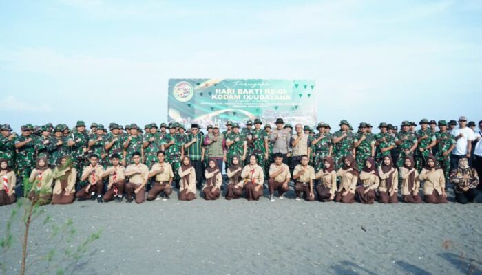 Peringati Hari Bhakti ke-68, TNI Bersihkan Pantai Loang Baloq