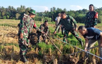TNI, Warga, dan Pemerintah Bahu-Membahu Bangun Jalan Usaha Tani di Merembu
