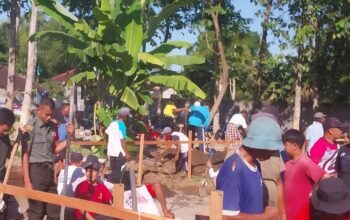 Babinsa dan Warga Bersinergi Bangun Asrama Ponpes Al-Akhyar Bagik Polak Barat