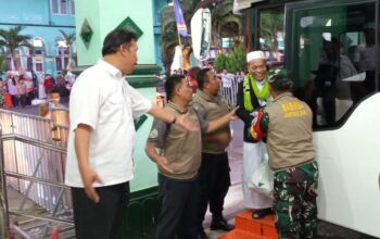 Sinergi TNI-Polri Amankan Kedatangan Jamaah Haji Kloter 006