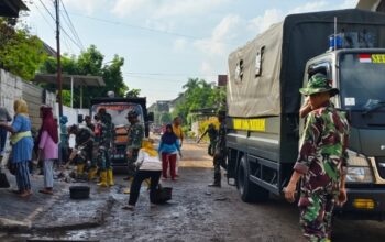 Truk Kodim 1606 Dikerahkan Bersihkan Sampah Pasca Banjir
